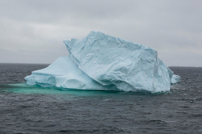 Ледяная глыба причудливой формы.