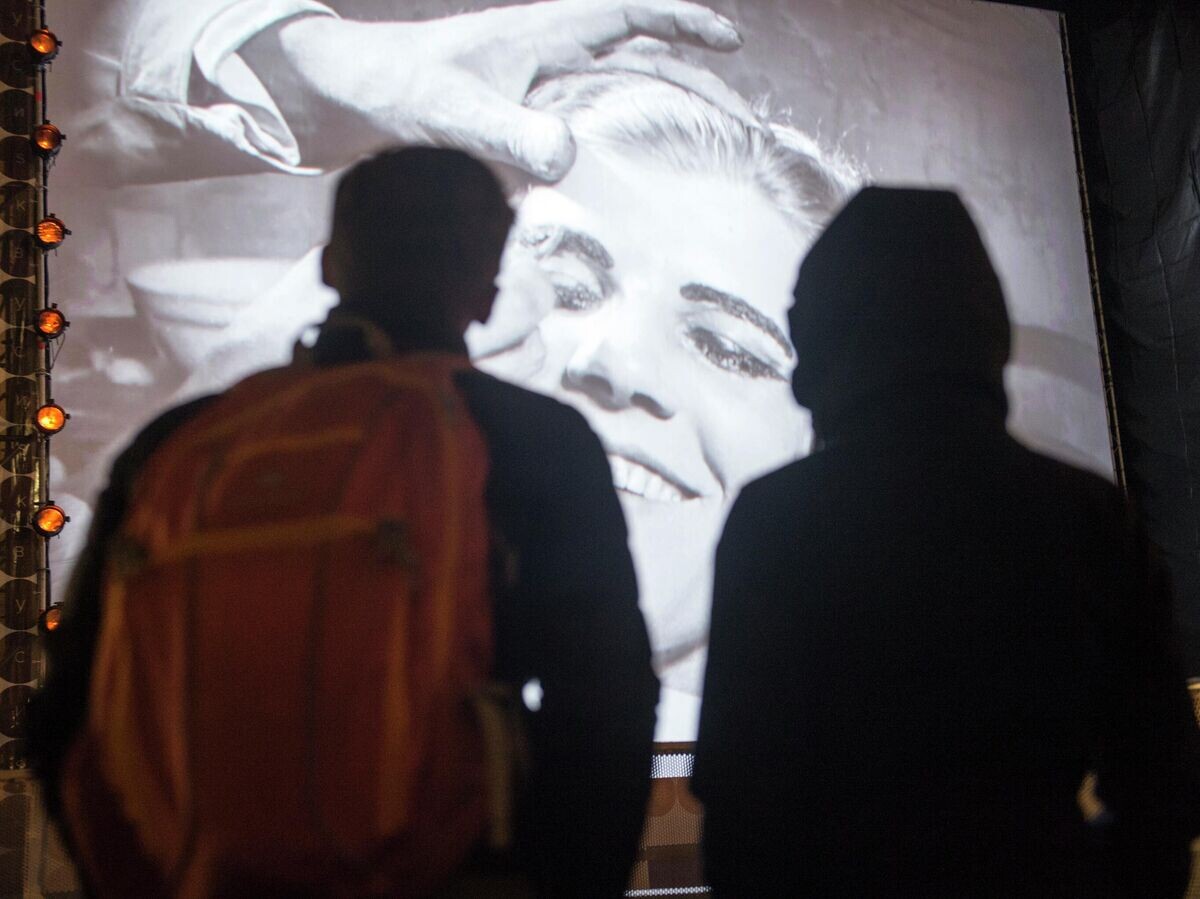    Посетители смотрят фильм Дзиги Вертова (Давид Кауфман) "Человек с киноаппаратом" на церемонии открытия фестиваля "Послание к Человеку" на Дворцовой площади в Санкт-Петербурге© РИА Новости / Александр Гальперин