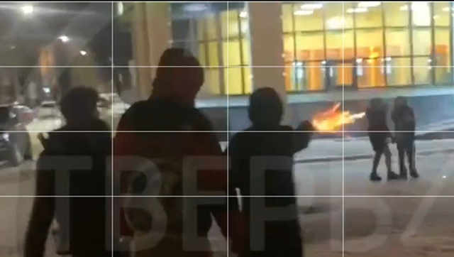 Трехсвятская. Девушка. Фейерверк. Подростков-правонарушителей ищут