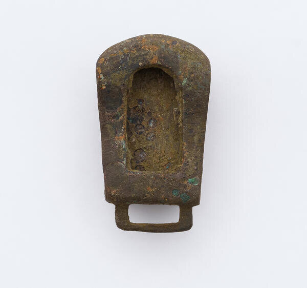 Обоймица имеет достаточно сложную конструкцию: так, все три накладки-обоймицы состоят из трех же частей. Помимо лицевой и тыльной, здесь присутствует также внутренняя пластина, повторяющая их форму. Использование этого приема позволяло в определенной степени обезопасить просечный рельеф от случайной деформации и подчеркнуть его глубину