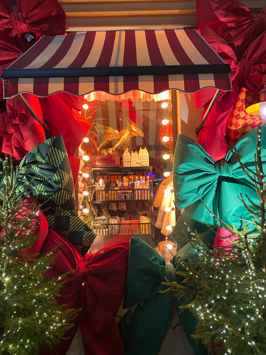 Новый год и Рождество ощущается сильнее всего в украшениях витрин