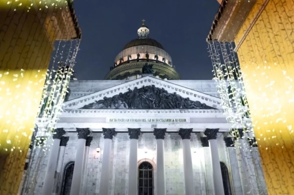    Колонны Исаакиевского собора из привычно красно-коричневых превратились в белоснежные.