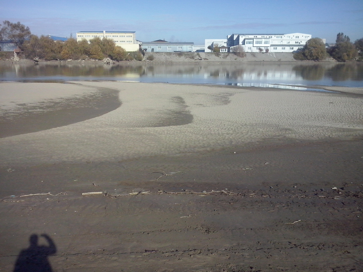 Река Кубань зимой. Уровень воды снижается на 3-4 метра, это дно. Шутим с природой?