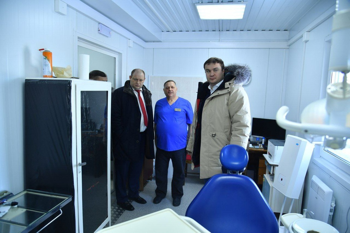 Артем Наркевич и губернатор Виталий Хоценко. Источник: https://t.me/narkevich55/547