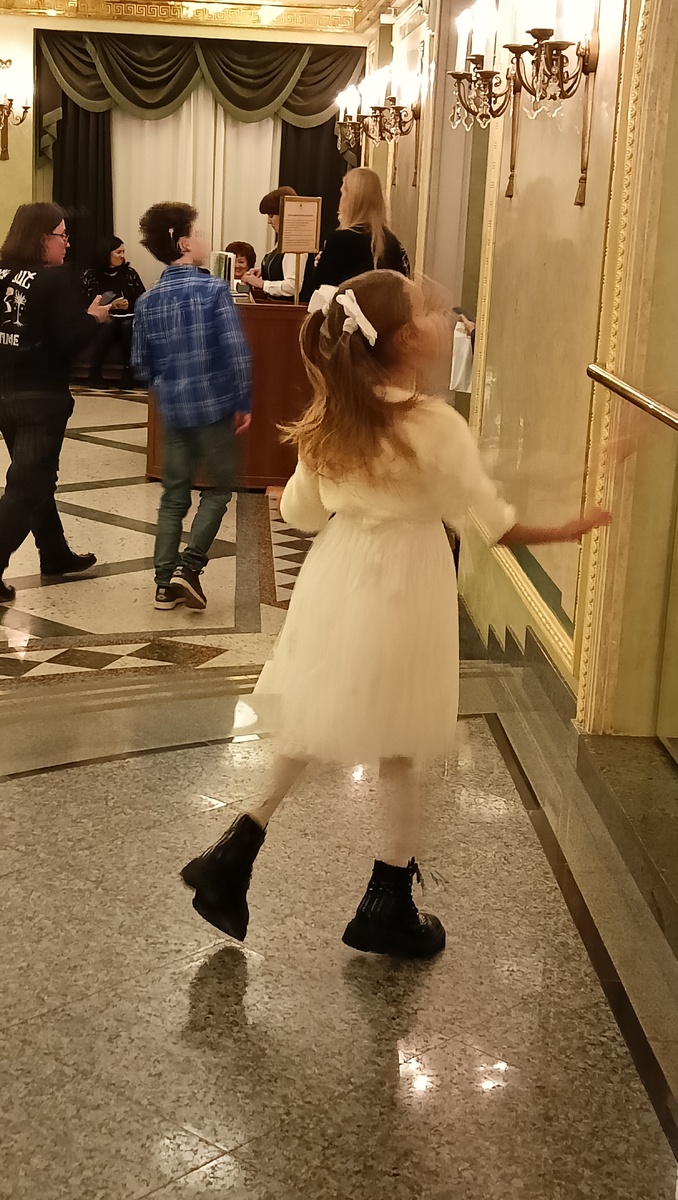 Будущая балерина должно быть. Танцует.