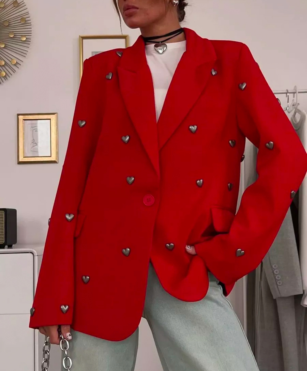 Сердечки надежно прикреплены к изделию. Засчет качественной ткани пиджак отлично держит форму.