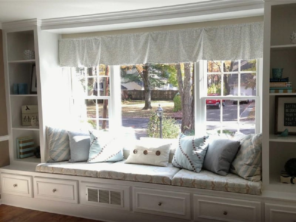 Подоконник можно использовать как рабочую поверхность или место для отдыха