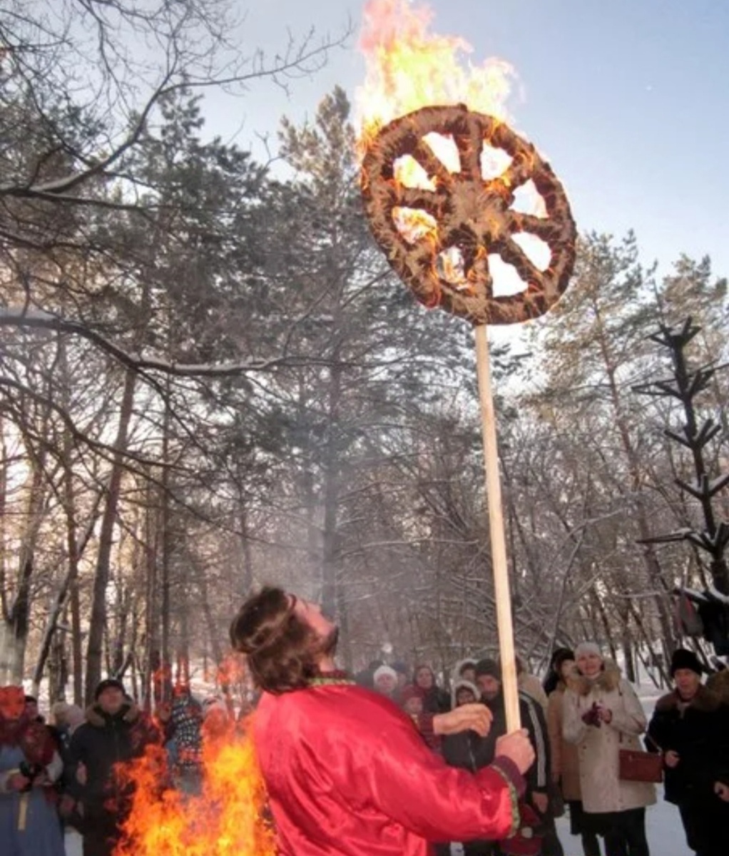 Люди поднимают ввысь горящее огненное Коло, символизирующее Солнце. 