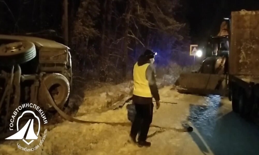    Момент поднятия автобуса из кювета Фото:  Управление Госавтоинспекции Челябинской области