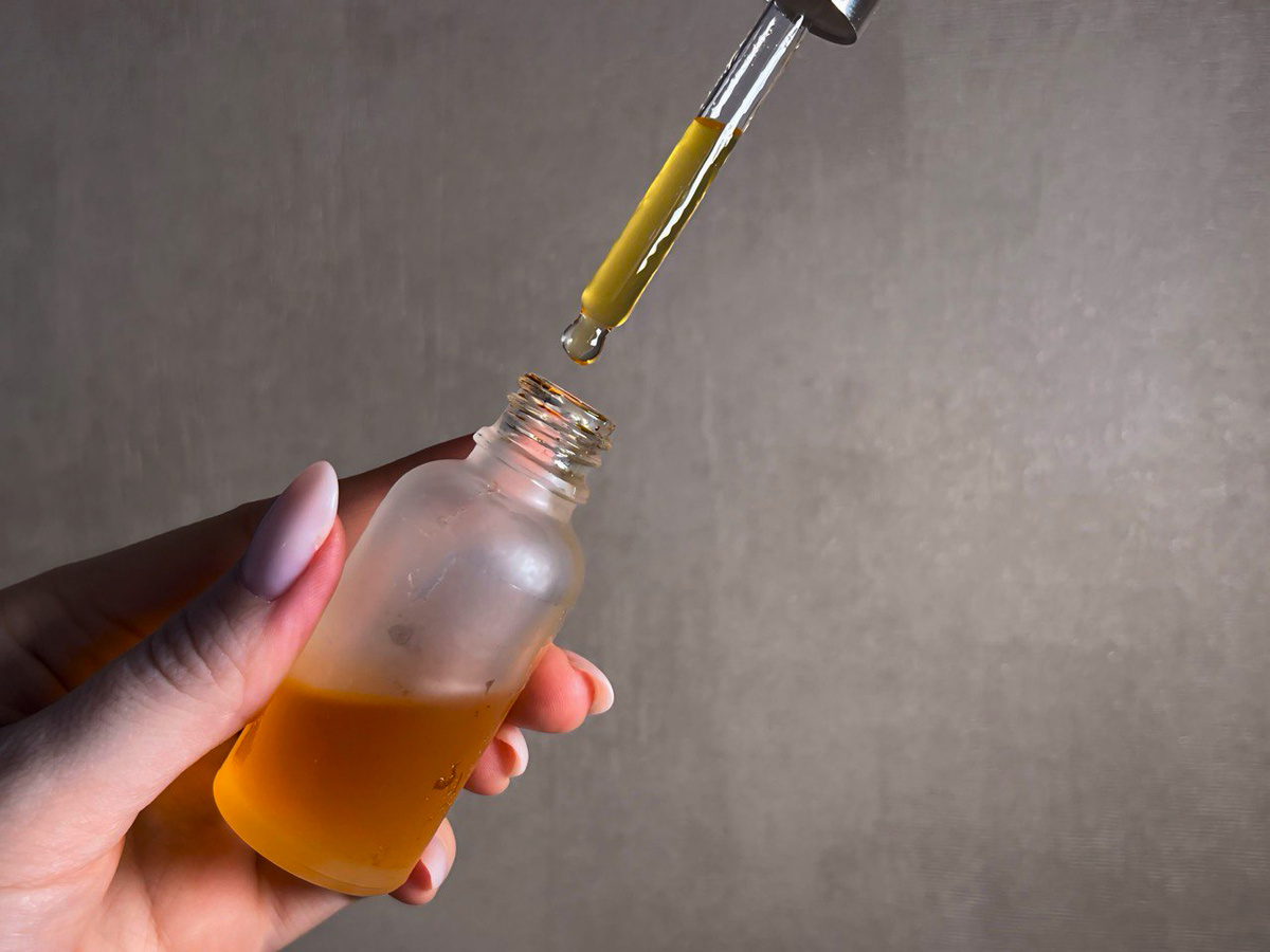 Пример окисленной сыворотки с витамином С. Она имеет коричневатый оттенок