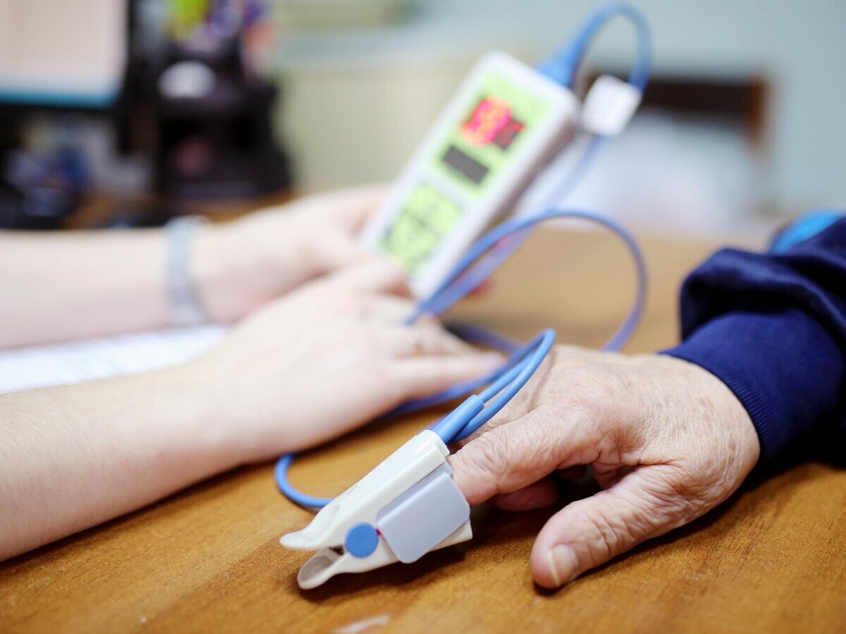    Врач измеряет пульс пациенту© РИА Новости / Кирилл Брага