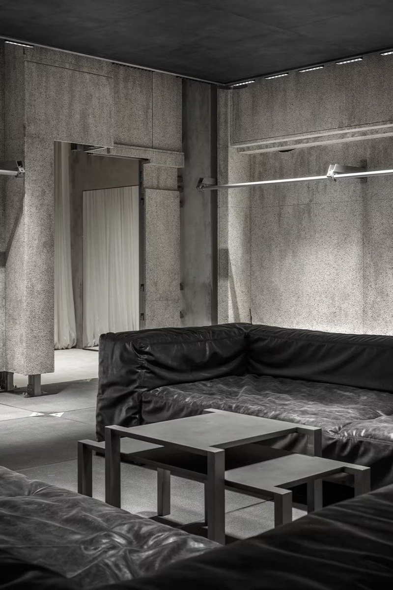 Balenciaga открыла крупнейший бутик в мире в Пекине  