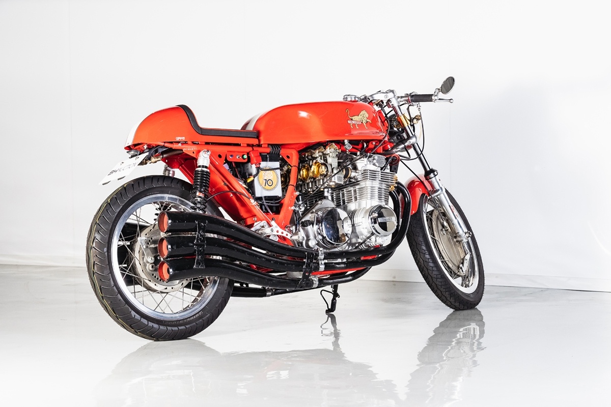 Йооп Бергхорст специализируется на создании гоночных ретро-мотоциклов, однако заказчик из Японии хотел получить мотоцикл, на котором он мог бы ездить по обычным дорогам, поэтому на кастомный Benelli 900 Sei были установлены поворотники, спидометр, зеркала и прочие «уличные» детали