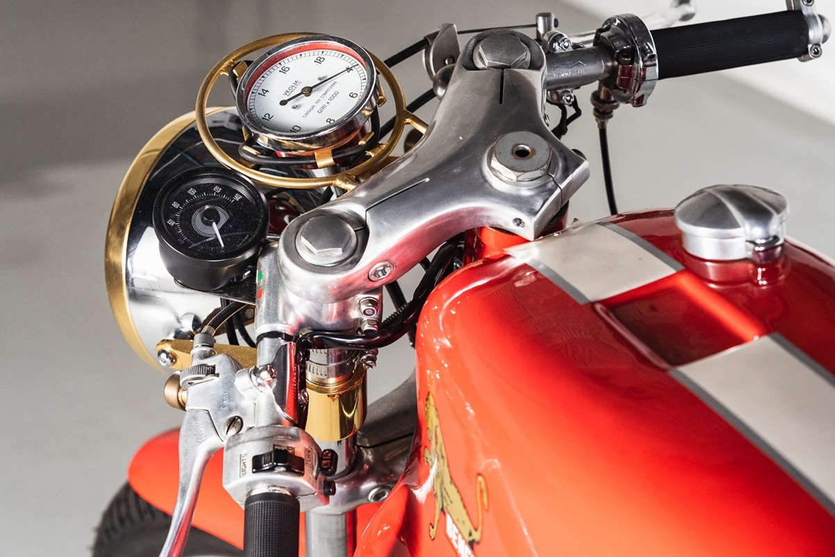 Йооп Бергхорст специализируется на создании гоночных ретро-мотоциклов, однако заказчик из Японии хотел получить мотоцикл, на котором он мог бы ездить по обычным дорогам, поэтому на кастомный Benelli 900 Sei были установлены поворотники, спидометр, зеркала и прочие «уличные» детали