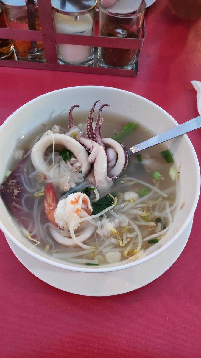 Прозрачный суп с рисовой лапшой и морепродуктами. 