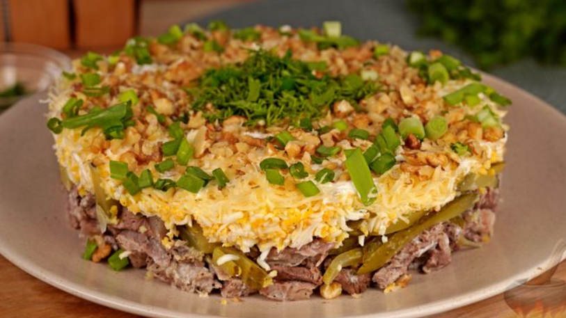 Праздничный слоеный салат с мясным ассорти - современная замена традиционному оливье