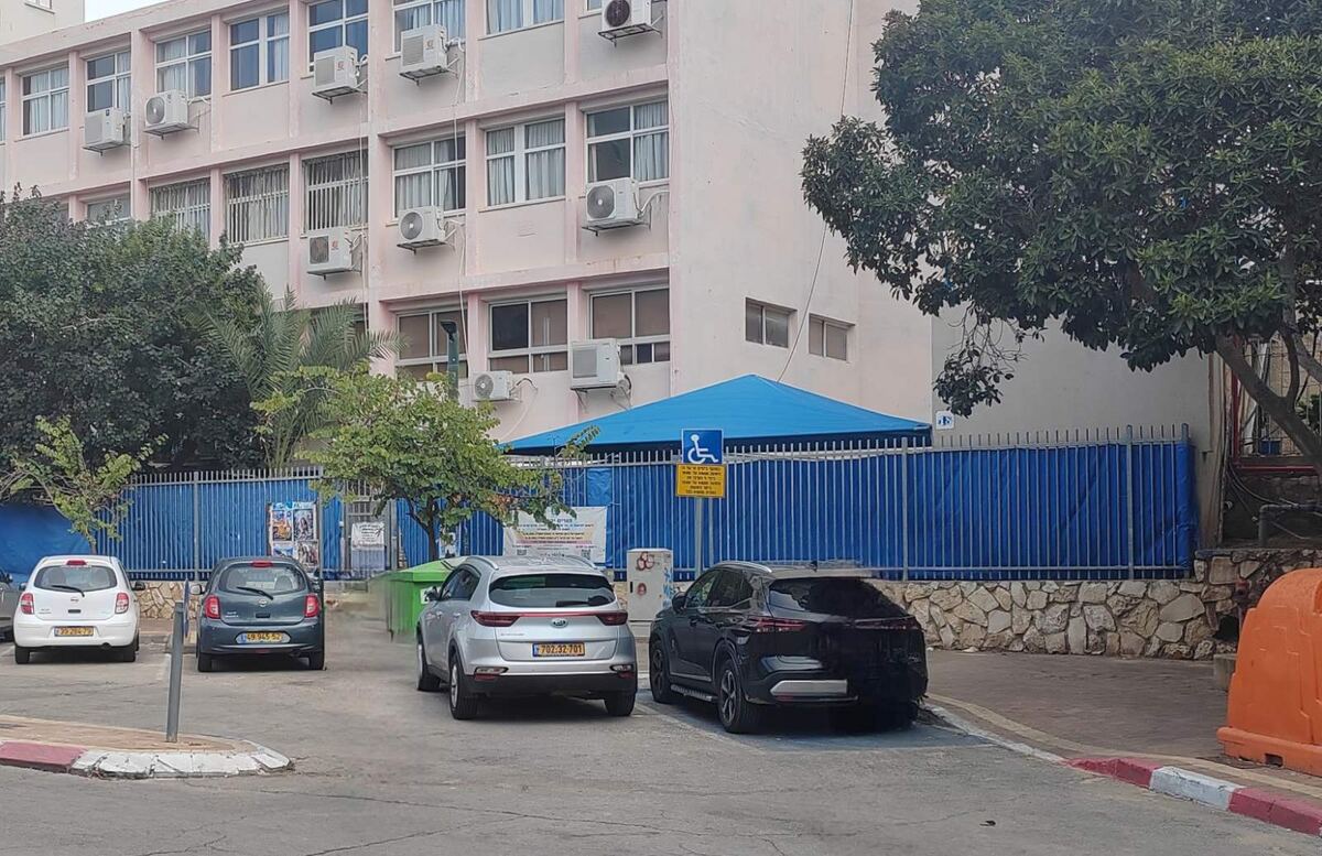 Вот за таким синим заборчиком скрыты от посторонних взоров детские сады