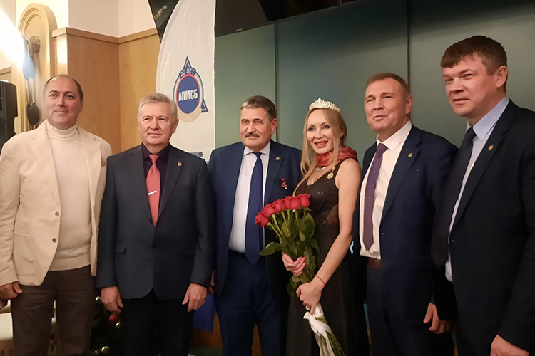    Директор КМДЦ «Клиника Нуриевых» Ильяс Нуриев (третий слева) сменил на посту президента ассоциации предприятий малого и среднего бизнеса Рафика Шайхутдинова (второй слева).   
Фото: Татьяна Леонтьева