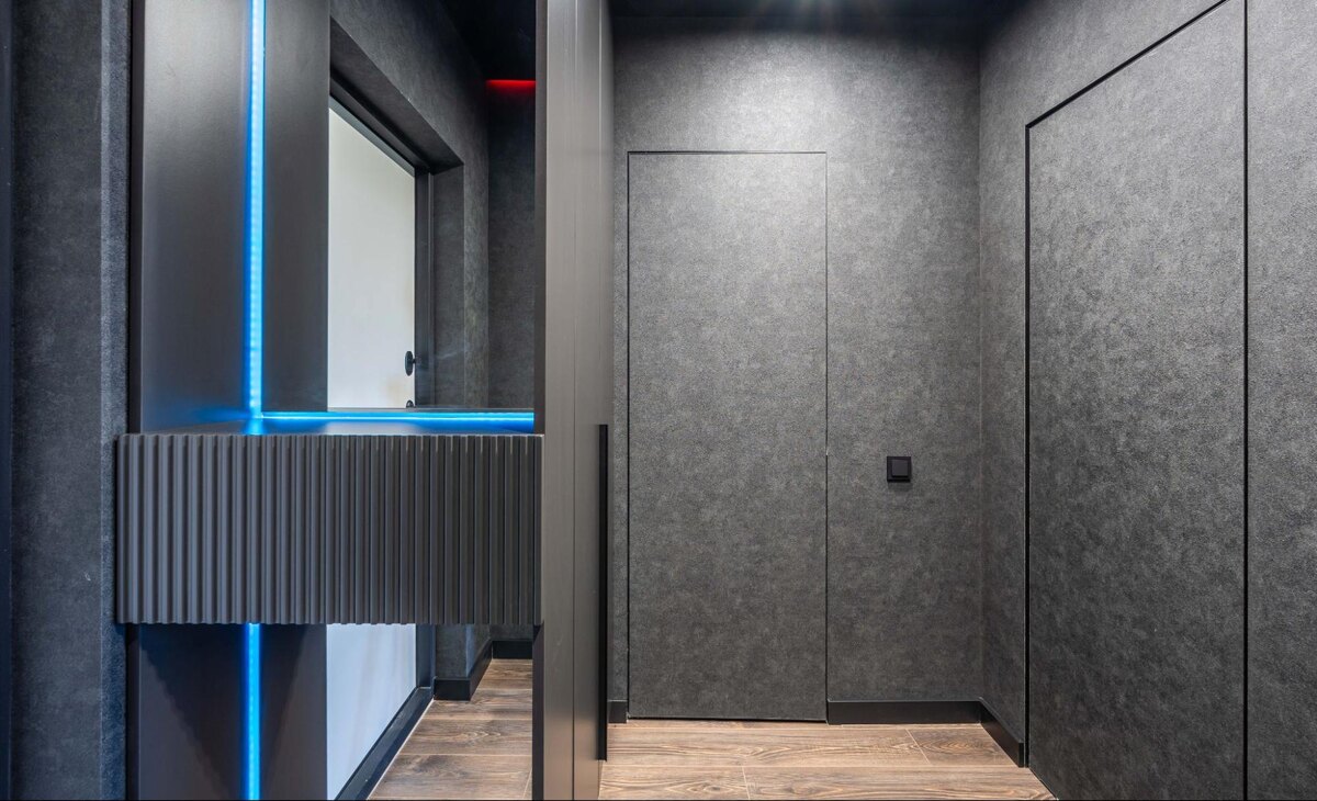 Фото: Двери скрытого монтажа сливаются со стеной