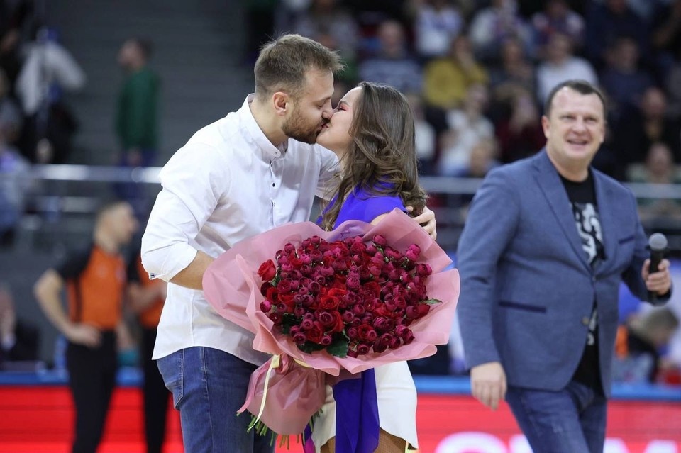    Парень вышел на паркет во время перерыва, с кольцом и букетом цветов. Фото: БК «Самара»