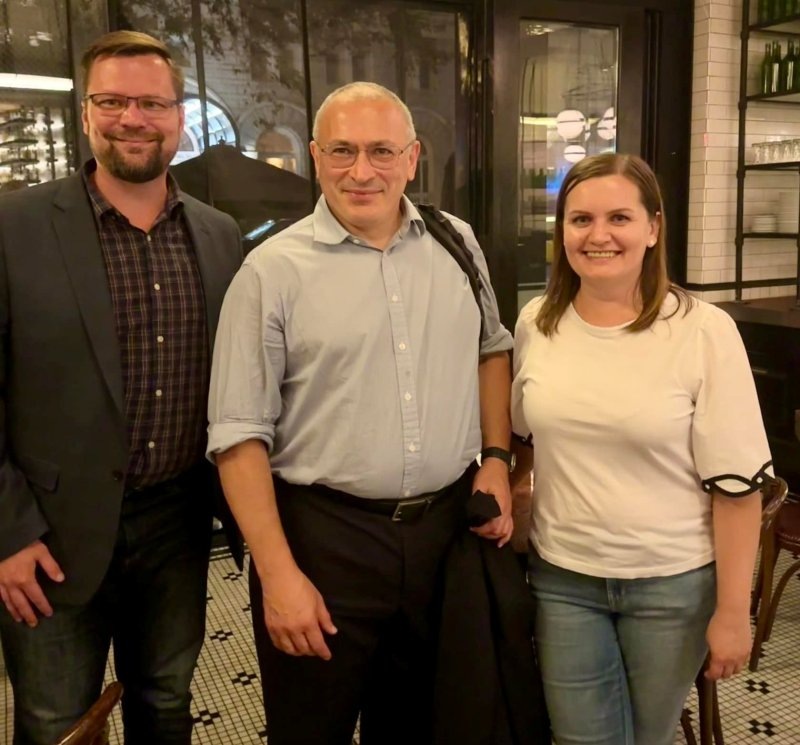 Надежда и Дмитрий Валуевы во время визита «писателя» Михаила Ходорковского в США (2023 г.)