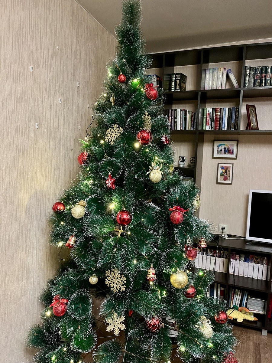 Вот такая елочка получилась. Еще в выходные довешу шарики. Листайте галерею, пожалуйста, там есть ещё фото красоты.