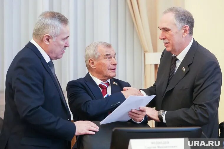 При входе в думу приходится выбирать - оставить прежние доходы или отказаться от них в пользу зарплаты депутата. Фото: Денис Моргунов © URA.RU