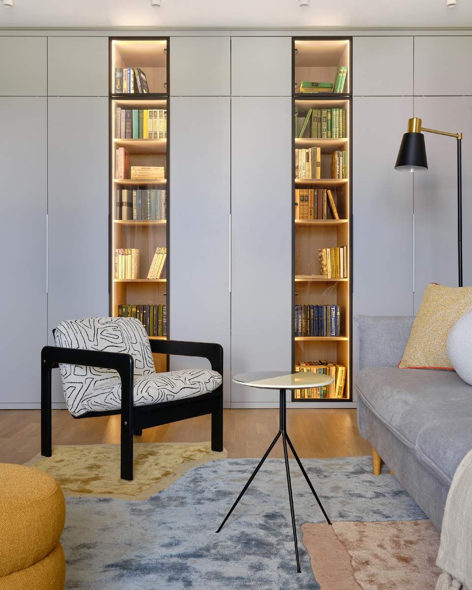 На фото: интерьер гостиной в квартире 55 кв.м в г. Нижнем Новгороде. В кадре диван Слипсон от divan.ru. Дизайнер: Татьяна Ершова; декоратор: Элиза Верук; фотограф: Юрий Прокофьев