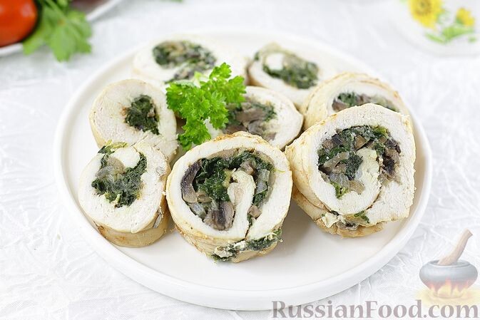 куриное филе, шпинат, лук репчатый, шампиньоны, сыр твёрдый, соль, перец чёрный молотый, паприка молотая, масло сливочное