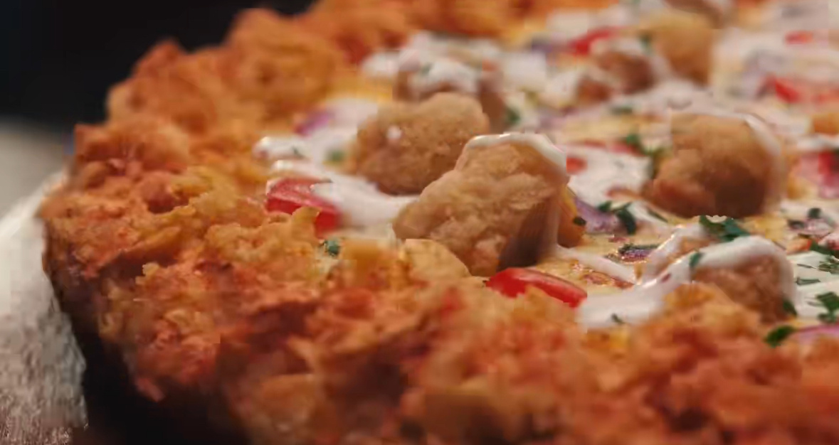 Pizza Hut и Lay’s представили пиццу с чипсовыми бортиками 