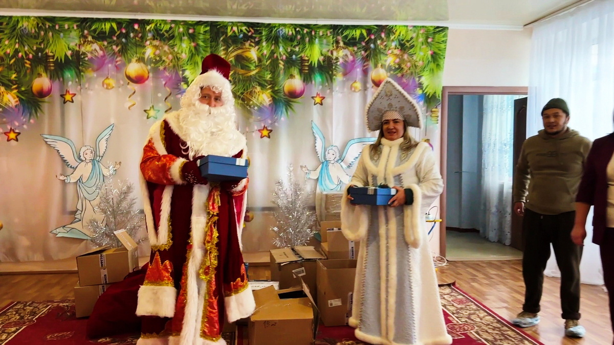   Югорчане доставили новогодние подарки в детский дом Енакиево