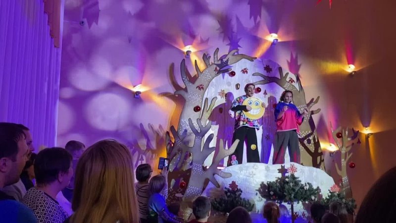    Кадр из видео с танцевальной игрой-развлекухой для детей «Смайлики»