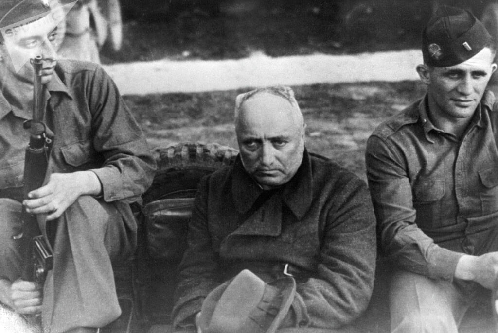 Окончание Великой Отечественной войны 1941-1945 гг. Арестованный нацистский преступник, бывший рейхсляйтер фашистской Германии Роберт Лей (в центре) в окружении охраны