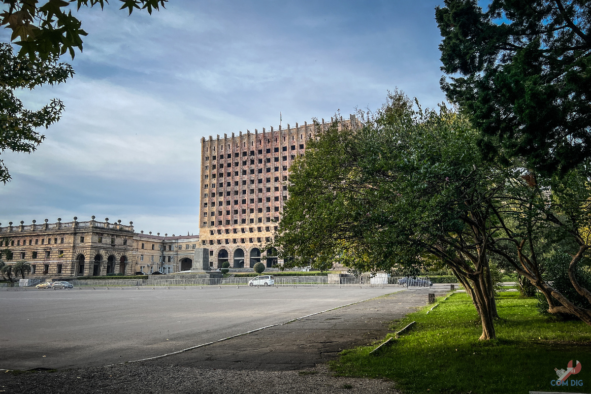 Здание парламента в центре Сухума. 
