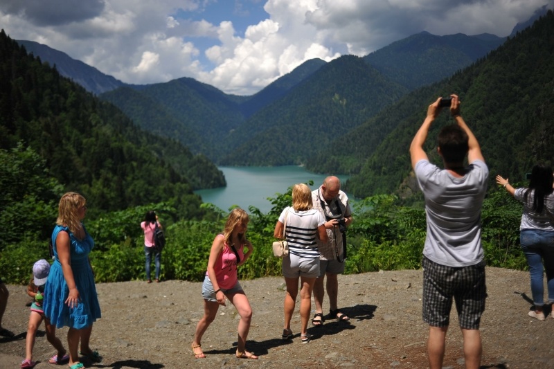    Русские туристы - ещё один источник доходов абхазской экономики. ФОТО: Komsomolskaya Pravda/Global Look Press