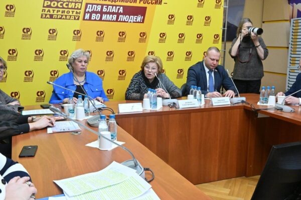 Светлана Молчанова, директор программы «Сделано в России» и директор фонда «Сделано в Петербурге», Елена Драпеко, депутат Государственной Думы,  и депутат ЗакСа Петербурга Дмитрий Дмитриев на круглом столе, посвященном итогам конкурса