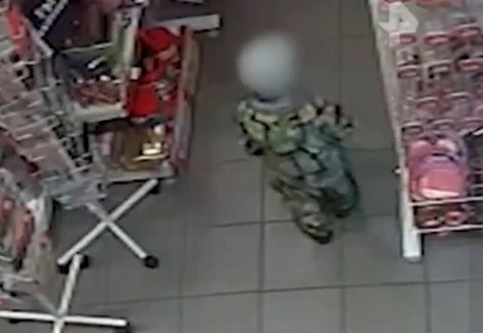 Сбежавший малыш гуляет по магазину. Фото из сетей интернета