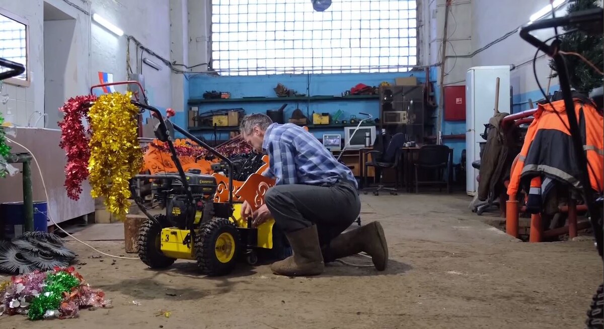     Красноярские дорожники украшают технику к Новому году