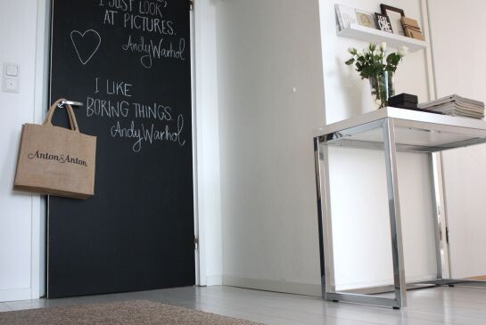 На входной двери с грифельной доской можно писать цитаты, тексты песен