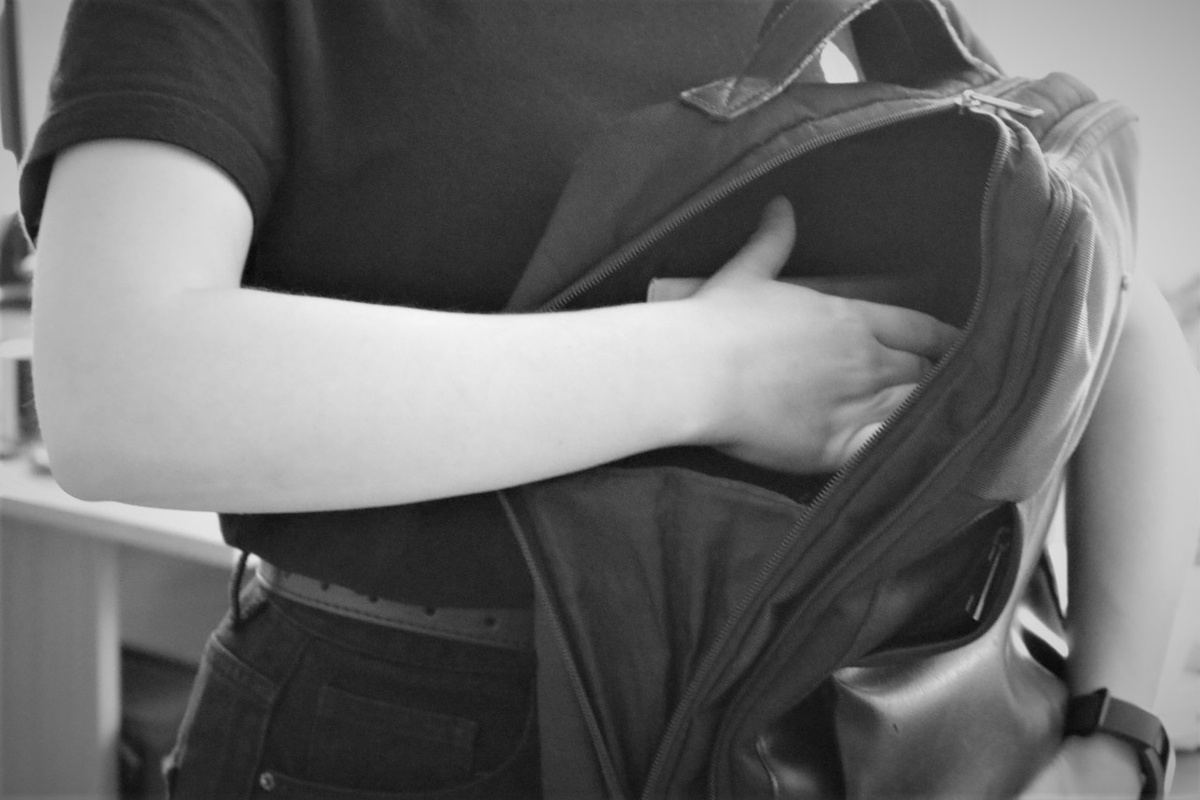    Кража обуви. Фото: "Республика"/ Эдуард Тур