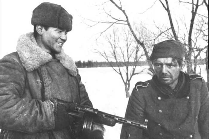 Пленный немец и советский боец с автоматом ППД