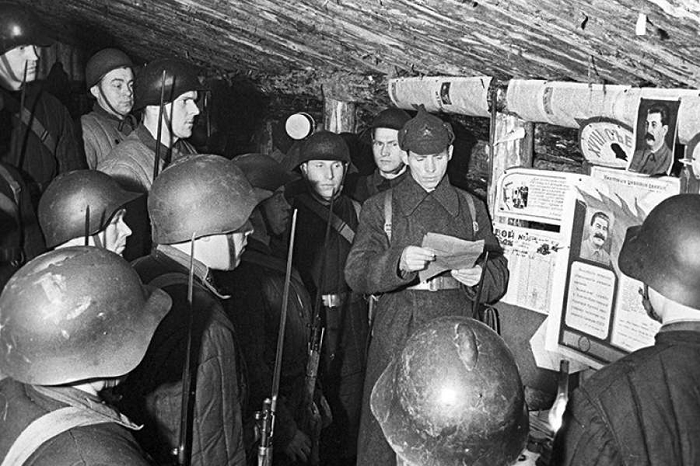 Красноармейцы слушают приказ