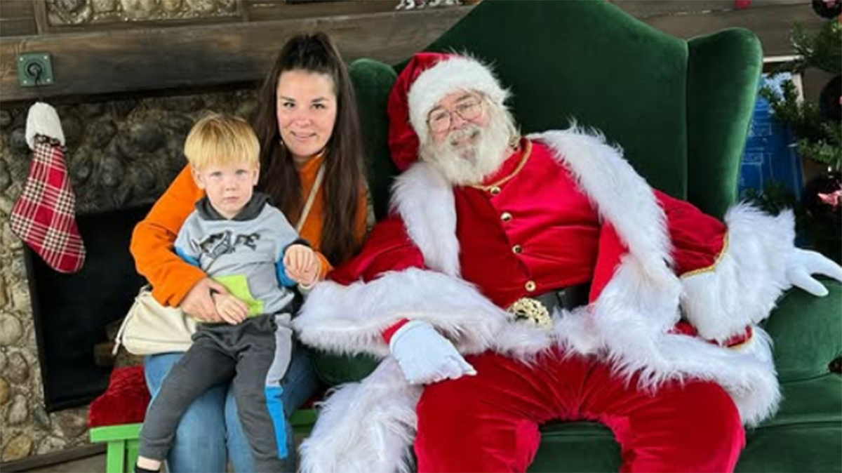 Катя Токарева с сыном Марком и Санта-Клаусом. Фото: соцсети Кати Токаревой