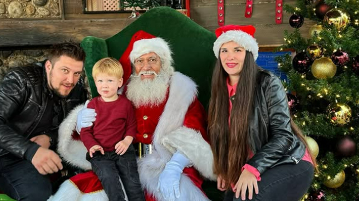 Юрий Слободян и Катя Токарева с сыном Марком и Санта-Клаусом. Фото: соцсети Кати Токаревой