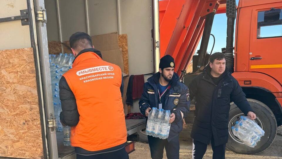    Волонтёры #МЫВМЕСТЕ и ВСКС разгружают гуманитарную помощь