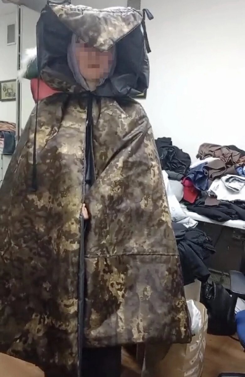    Одна из девушек примерила амуницию и прошлась туда-обратно по помещению. Фото: Из личного архива/ Марина Боровская