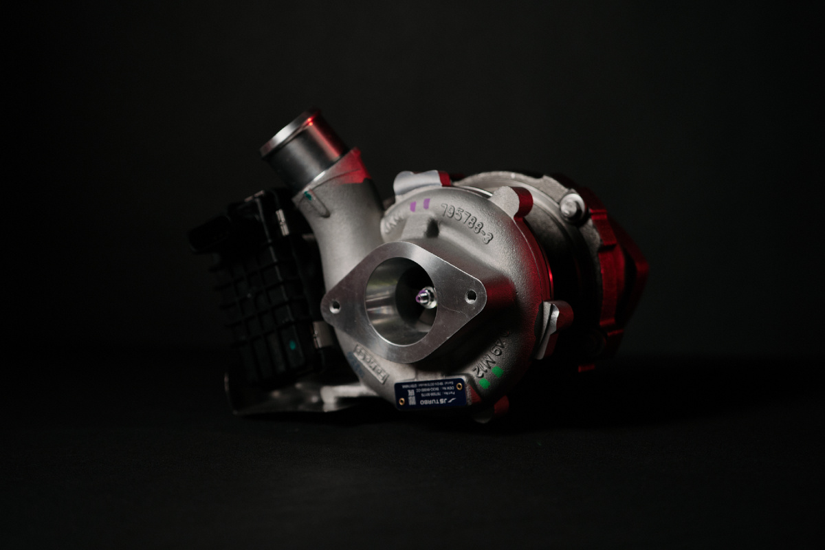 Типичный автомобильный турбокомпрессор использует две  крыльчатки, установленные в корпусе в форме улитки. На фото вы видите  Garrett 787556-5017S в заводском исполнении производителя JS TURBO. 