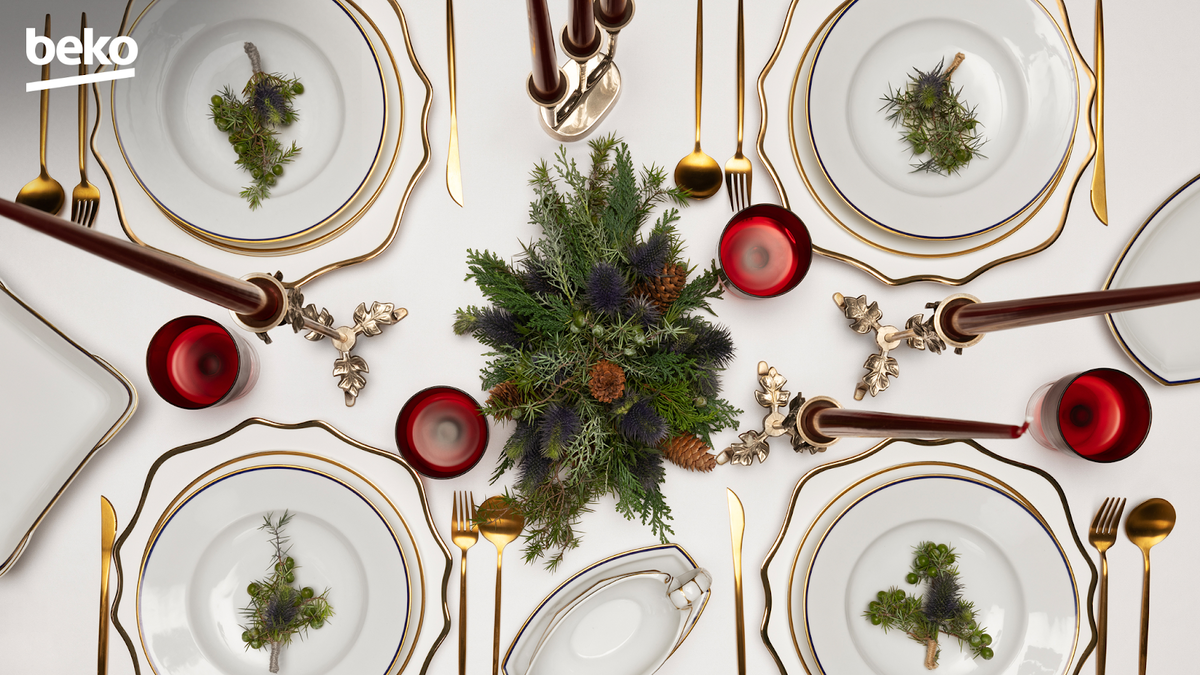 К красному и зеленому цвету при сервировке отлично подойдут белый и золотой