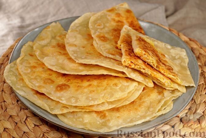 индейка, лук репчатый, морковь, чеснок, масло растительное, бульон или вода, соль, перец чёрный молотый, мука