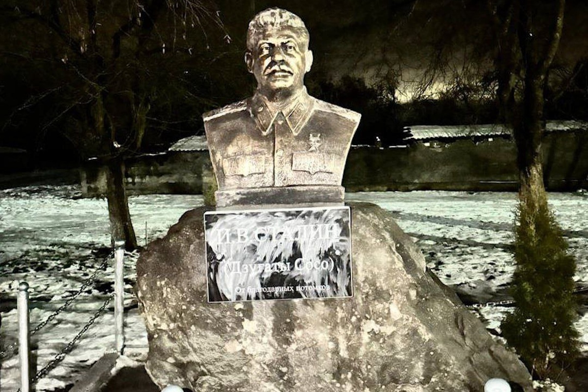    Нужную сумму на бюст Сталина собрали всем селом. / t.me/sapa_15
